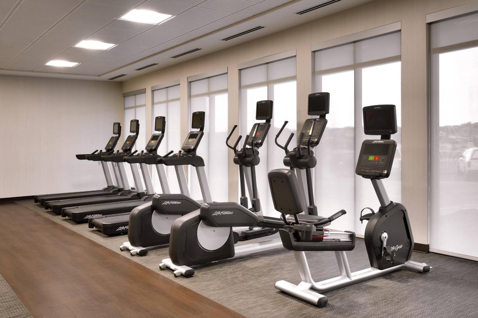 Courtyard By Marriott Сидър Сити Екстериор снимка