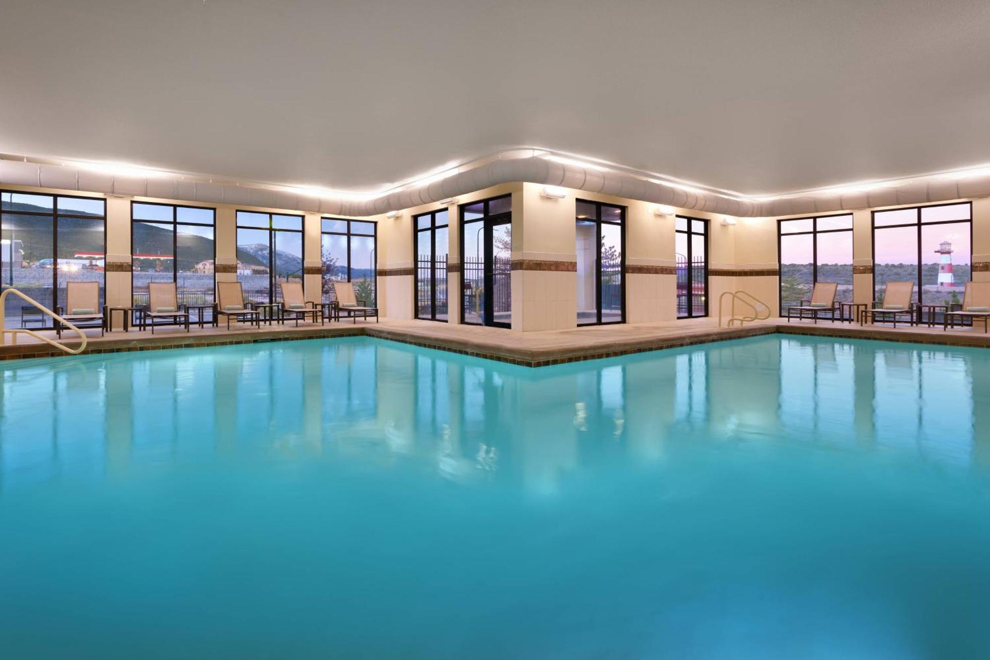 Courtyard By Marriott Сидър Сити Екстериор снимка