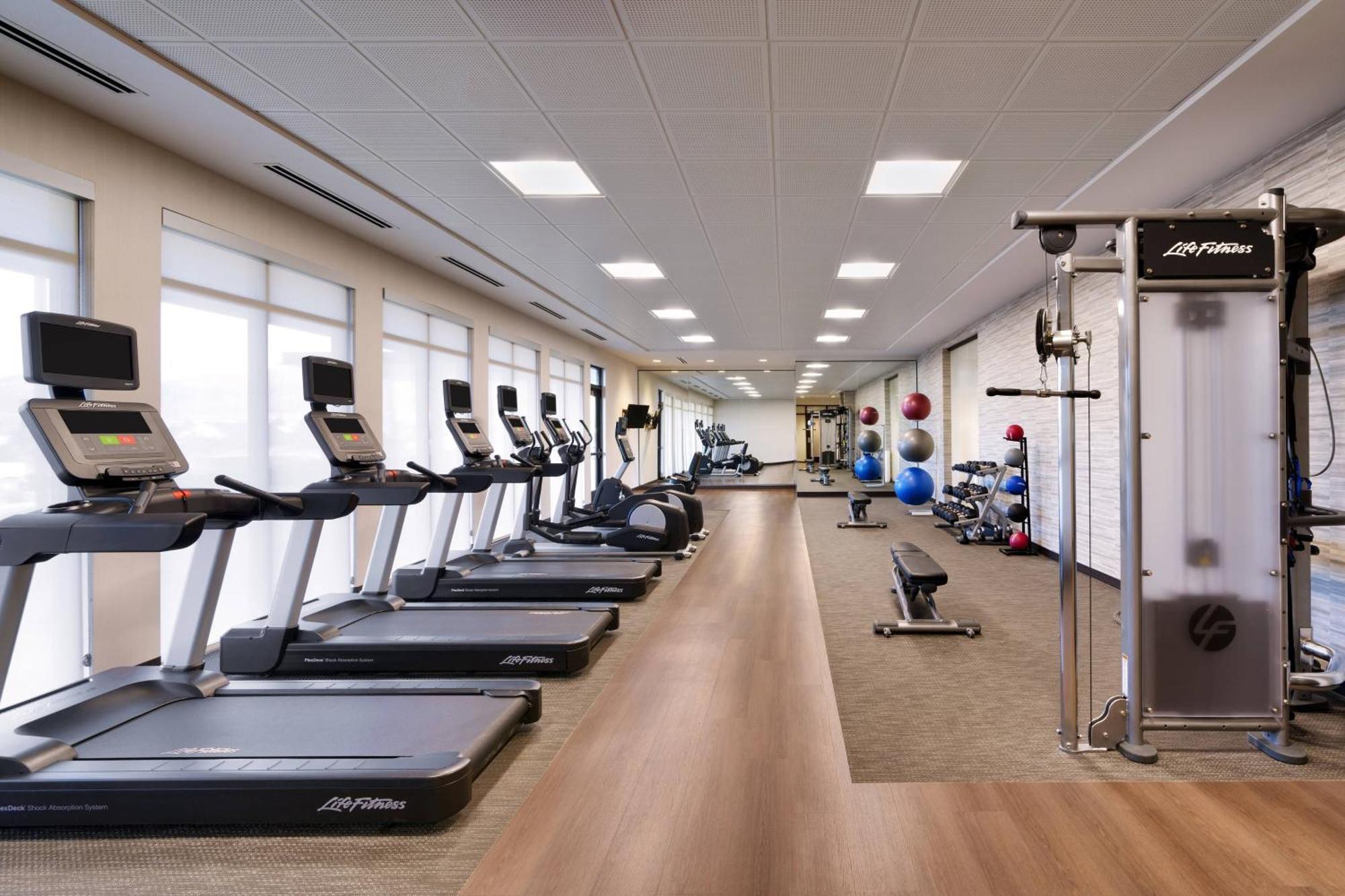 Courtyard By Marriott Сидър Сити Екстериор снимка