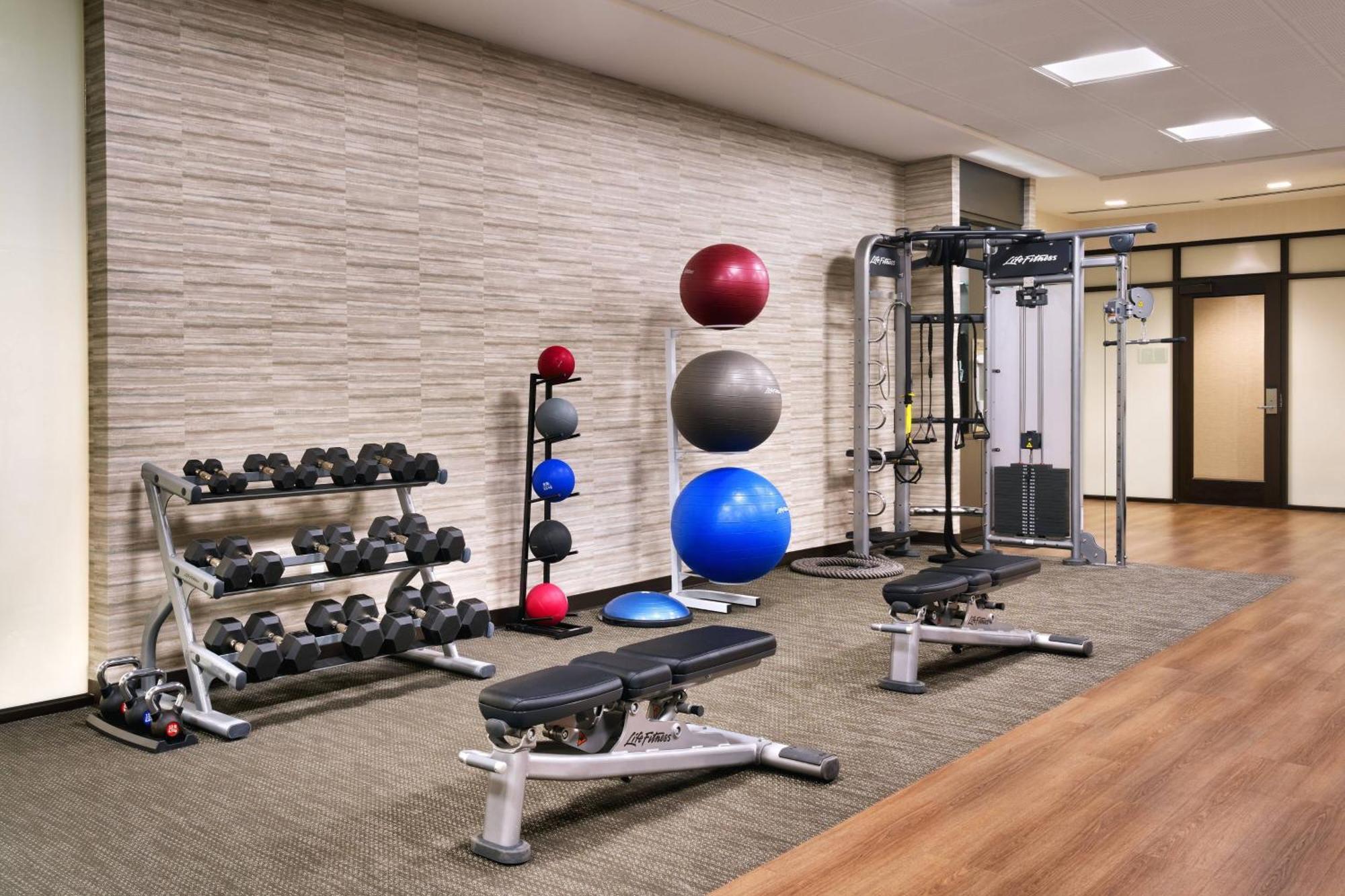 Courtyard By Marriott Сидър Сити Екстериор снимка