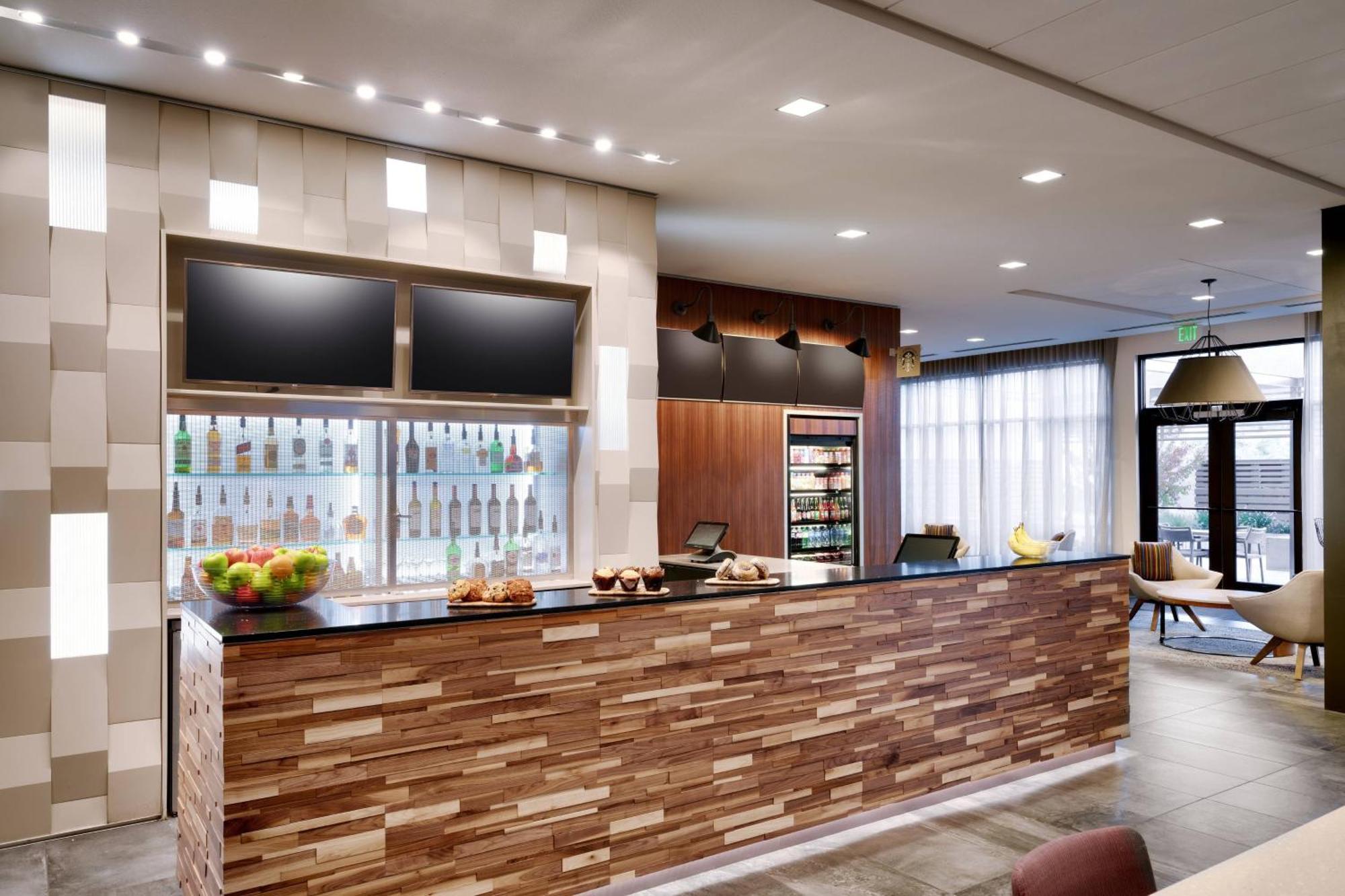 Courtyard By Marriott Сидър Сити Екстериор снимка