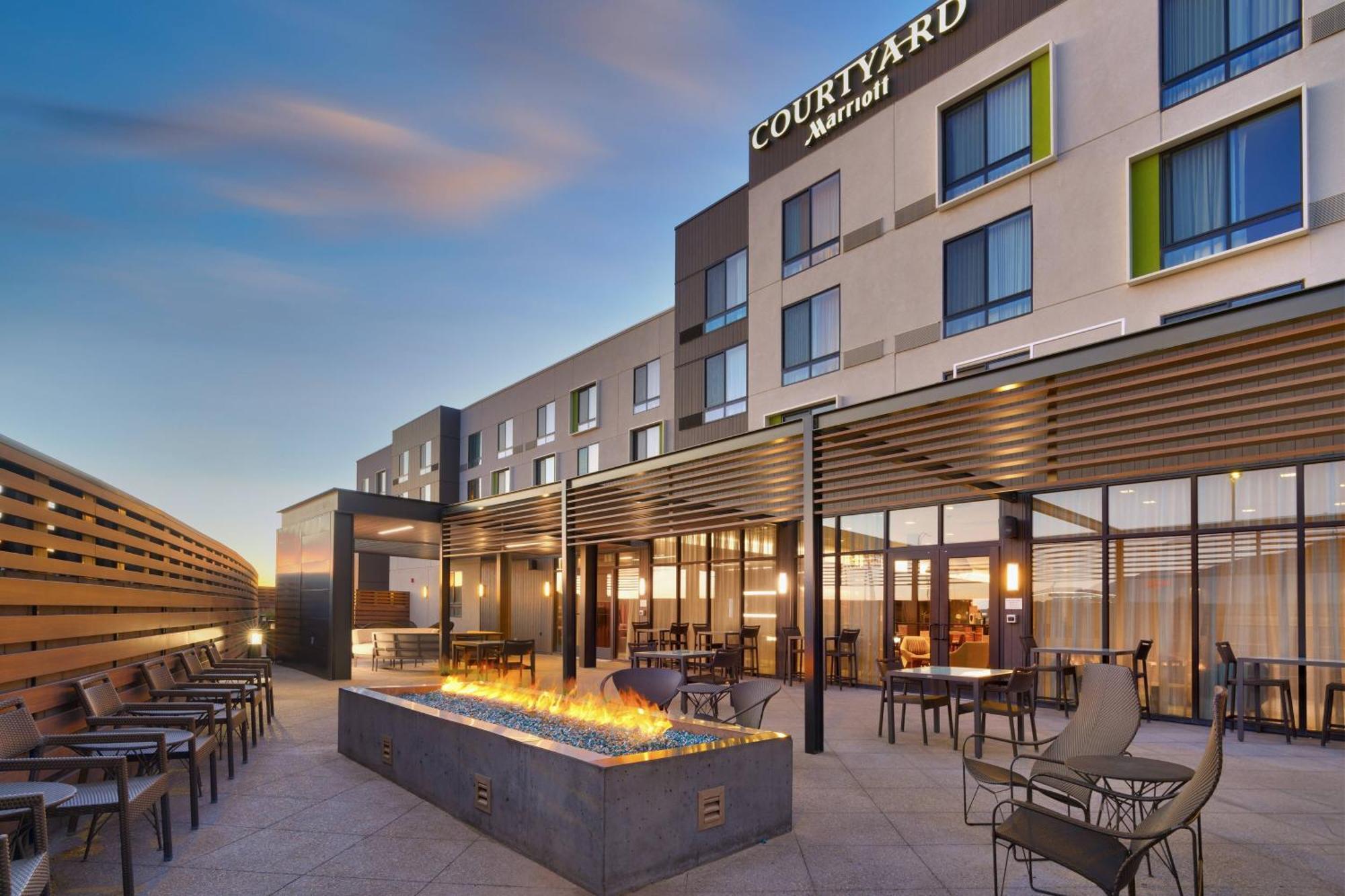 Courtyard By Marriott Сидър Сити Екстериор снимка