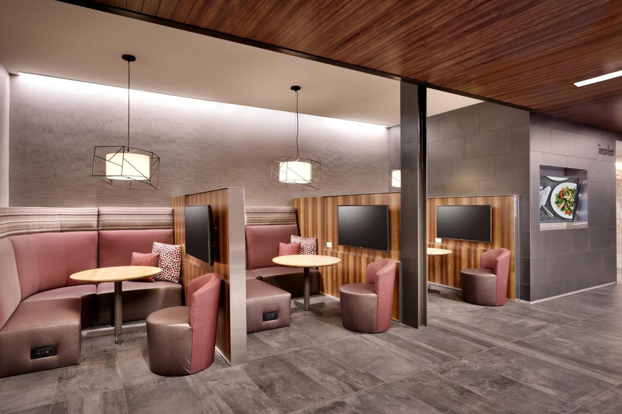 Courtyard By Marriott Сидър Сити Екстериор снимка