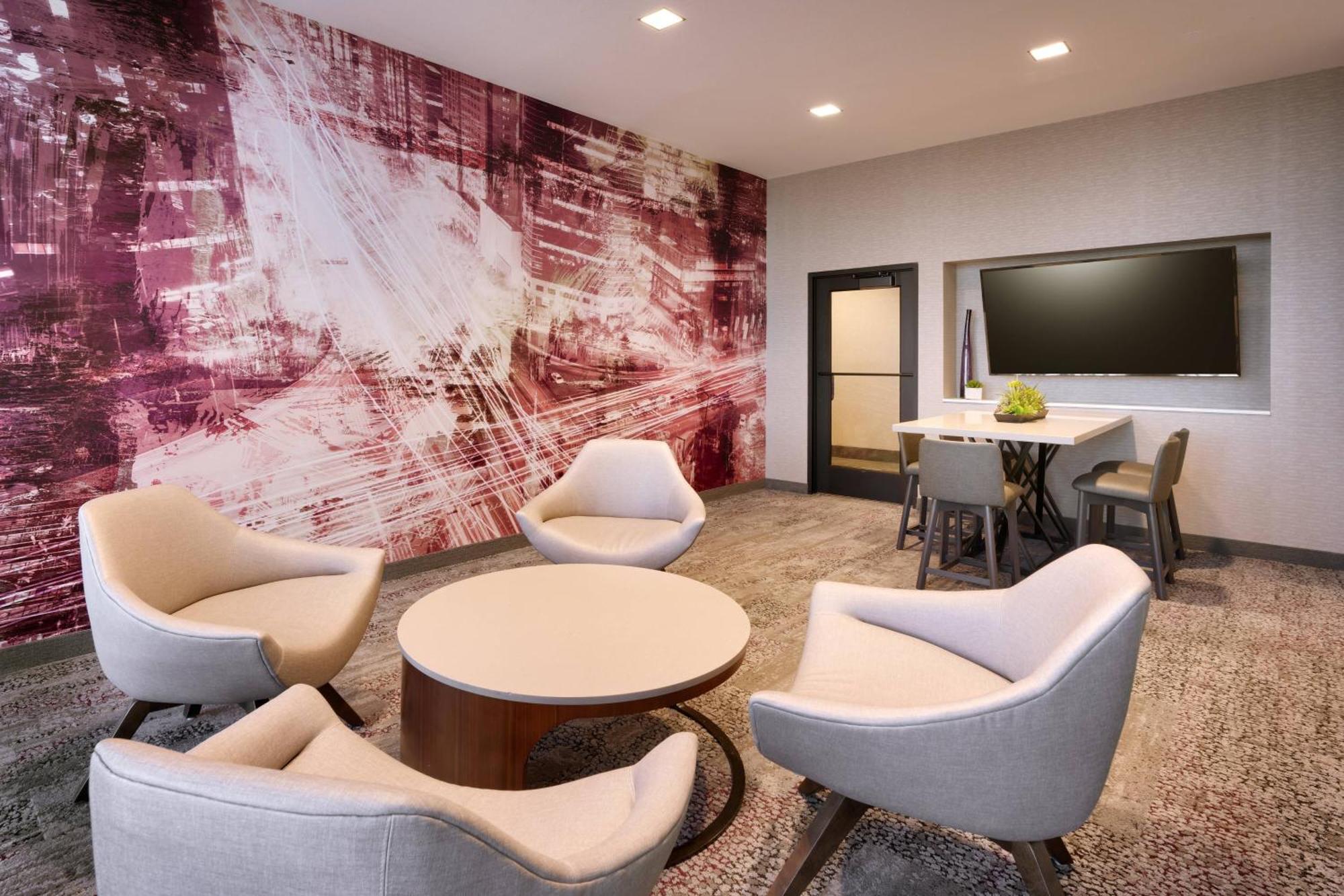 Courtyard By Marriott Сидър Сити Екстериор снимка