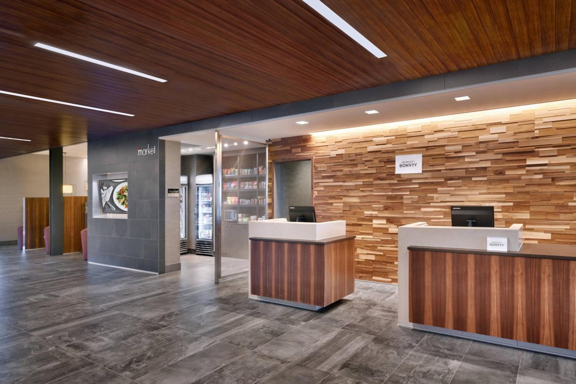 Courtyard By Marriott Сидър Сити Екстериор снимка