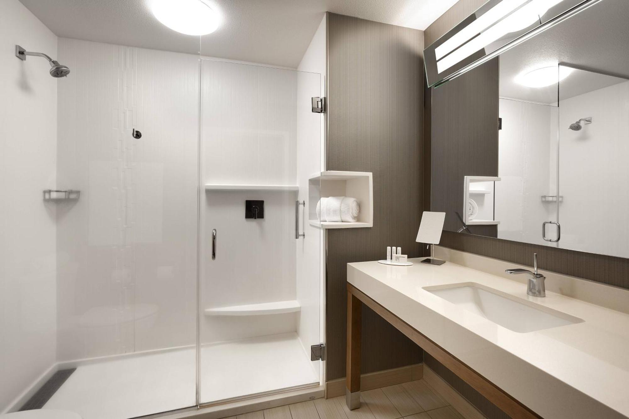 Courtyard By Marriott Сидър Сити Екстериор снимка