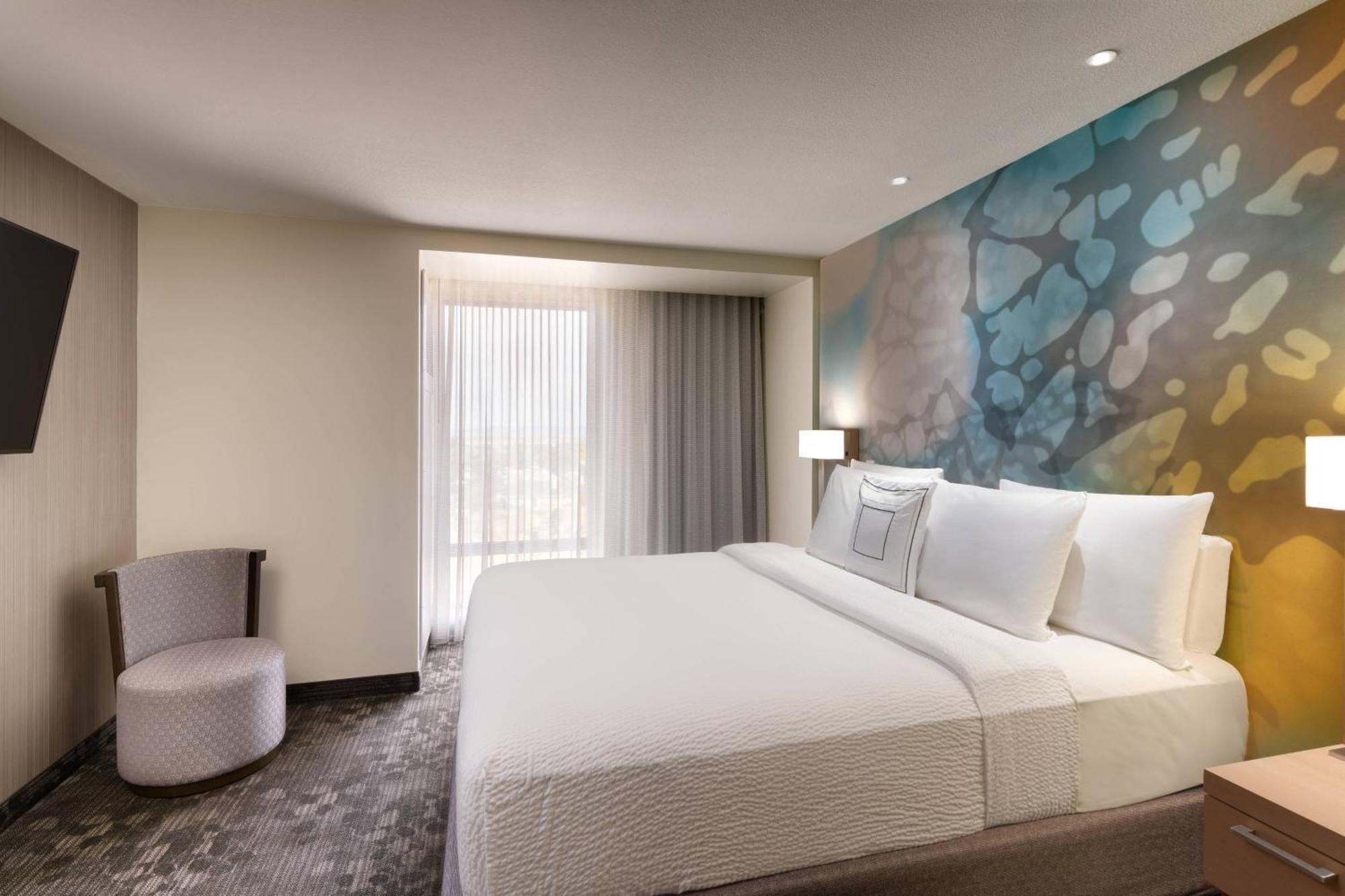 Courtyard By Marriott Сидър Сити Екстериор снимка