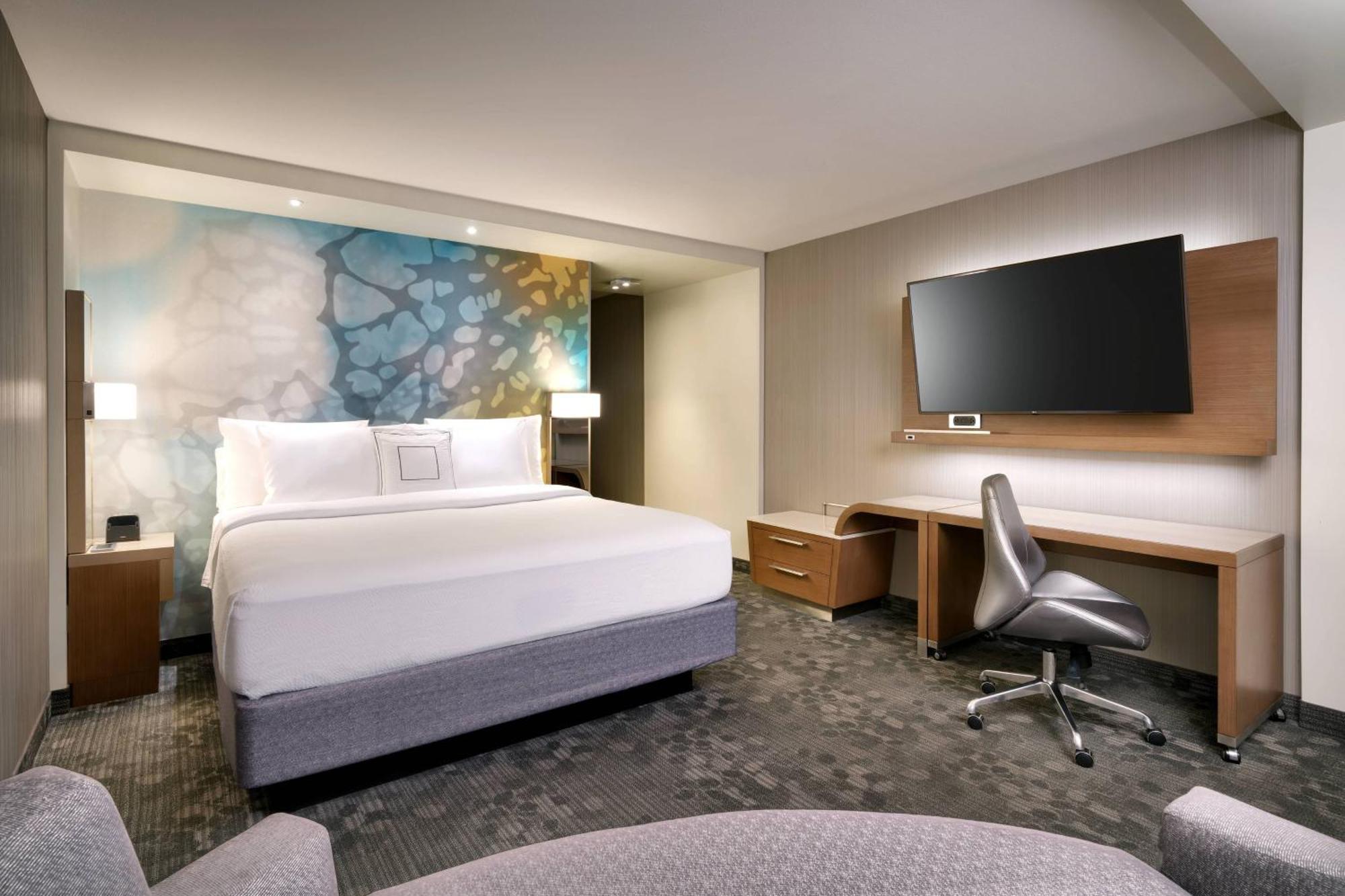 Courtyard By Marriott Сидър Сити Екстериор снимка