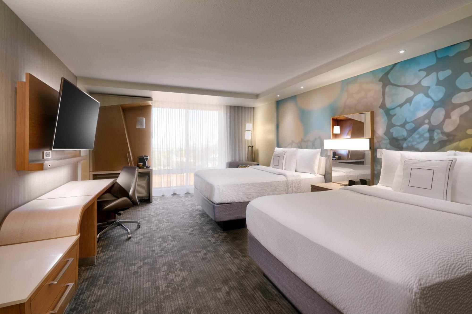 Courtyard By Marriott Сидър Сити Екстериор снимка