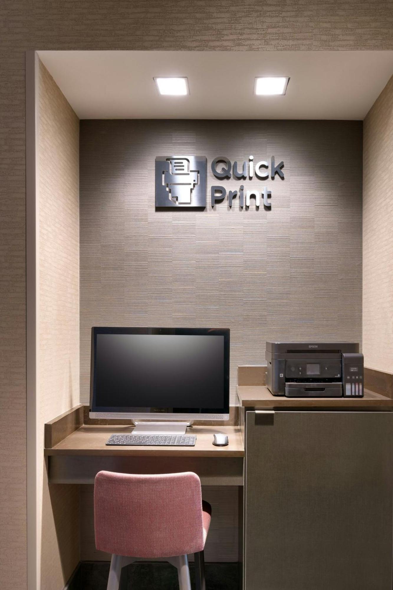 Courtyard By Marriott Сидър Сити Екстериор снимка